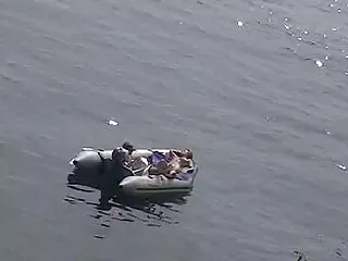 დედა სათვალეებით ბურღავს თავის ძუკნას რეზინის დილდოთი