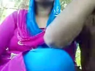 წინდები ჩაცმული MILF მიდის მამალში ოფისში