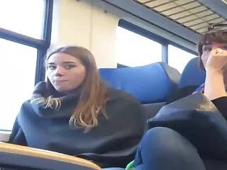 ბებია სქელი მკერდით იღებს სახის ამობურცულ კადრს