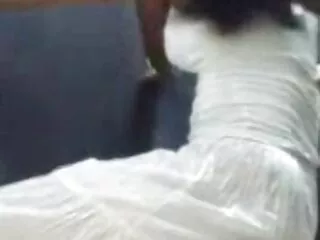 სექსუალური და დიდი ძუძუები პოლიციელი, რომელიც ყიდის იარაღს, ეშვება