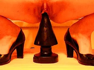 Aziani Metal buff chic იყენებს ლობიოს ტუმბოს მის სქელ ლობიოზე