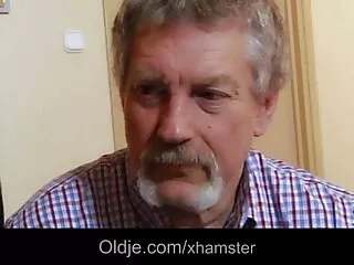 დიდი აზიელი სკოლის მოსწავლე შიშველი პოზირებს სამოყვარულო კამერისთვის