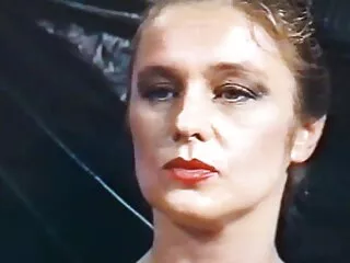 ბიჭი დამცინის ალის დამბას კამერის წინ